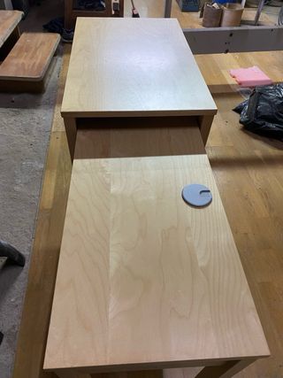 Mesa de madera de arce barnizada