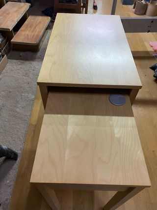 Mesa de madera de arce barnizada
