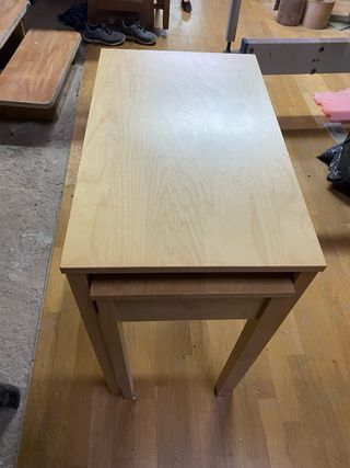 Mesa de madera de arce barnizada
