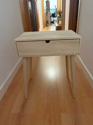 Mesita de noche de madera clara