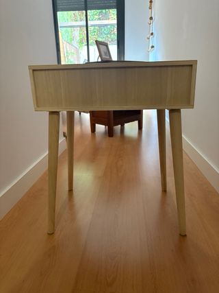 Mesita de noche de madera clara