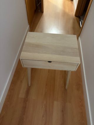 Mesita de noche de madera clara