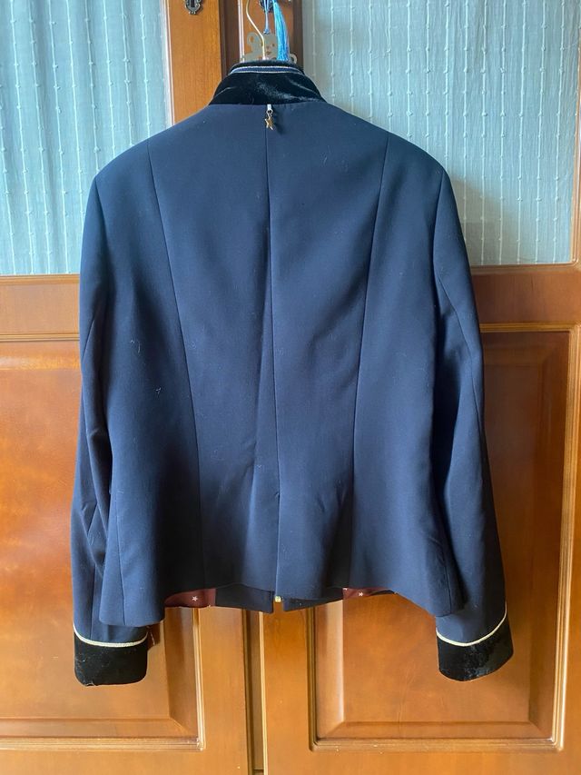 Chaqueta militar azul con botones dorados