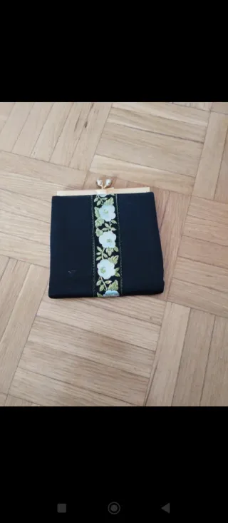 Monedero negro con flores bordadas