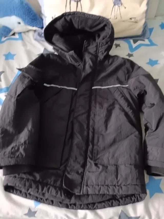 Abrigo impermeable negro talla 7 años