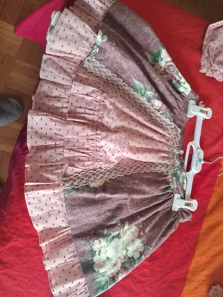 Precioso traje marrón y rosa