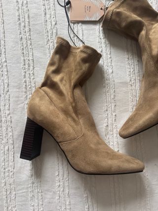 Botines camel con tacón de Sfera NUEVOS