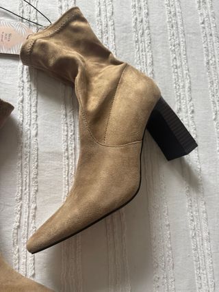 Botines camel con tacón de Sfera NUEVOS