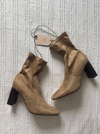 Botines camel con tacón de Sfera NUEVOS
