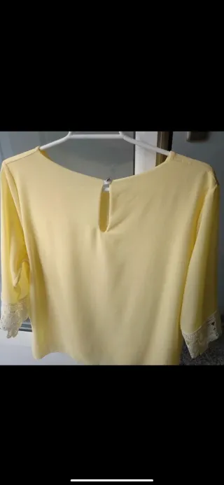 Blusa amarilla con encaje