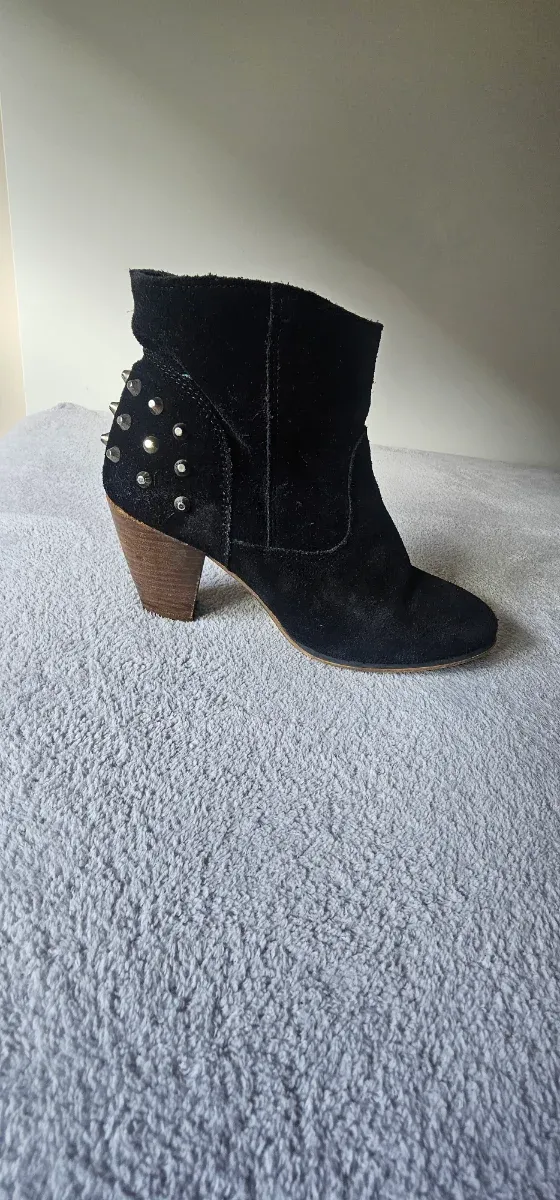 Botines negros con tachuelas