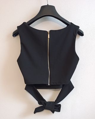 Top nero con fiocco