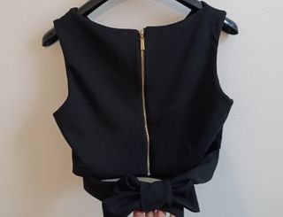 Top nero con fiocco