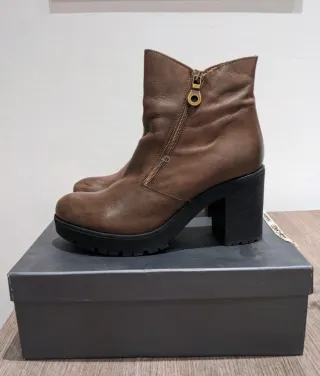 Botines de cuero con cremallera