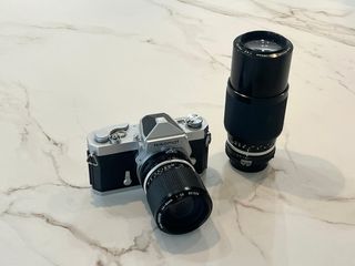 Nikomat FT con 2 objetivos zoom.