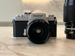 Nikomat FT con 2 objetivos zoom.