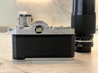 Nikomat FT con 2 objetivos zoom.