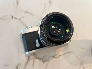 Nikomat FT con 2 objetivos zoom.