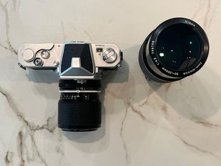 Nikomat FT con 2 objetivos zoom.