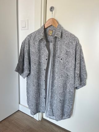 Camisa Vintage Estampada Gris y Blanca