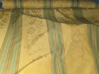 Tessuto damascato oro con ricami colorati