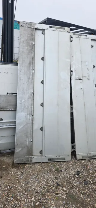 Puertas de camión de atrás y  la terales