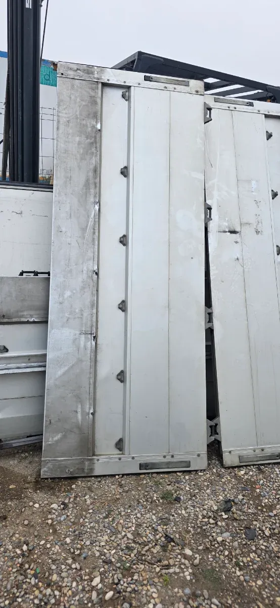 Puertas de camión de atrás y  la terales