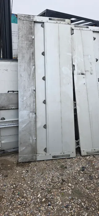 Puertas de camión de atrás y  la terales