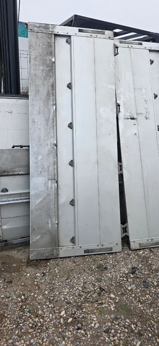 Puertas de camión de atrás y  la terales