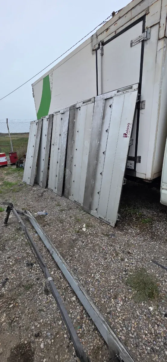 Puertas de camión de atrás y  la terales