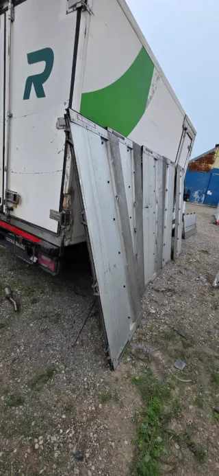 Puertas de camión de atrás y  la terales