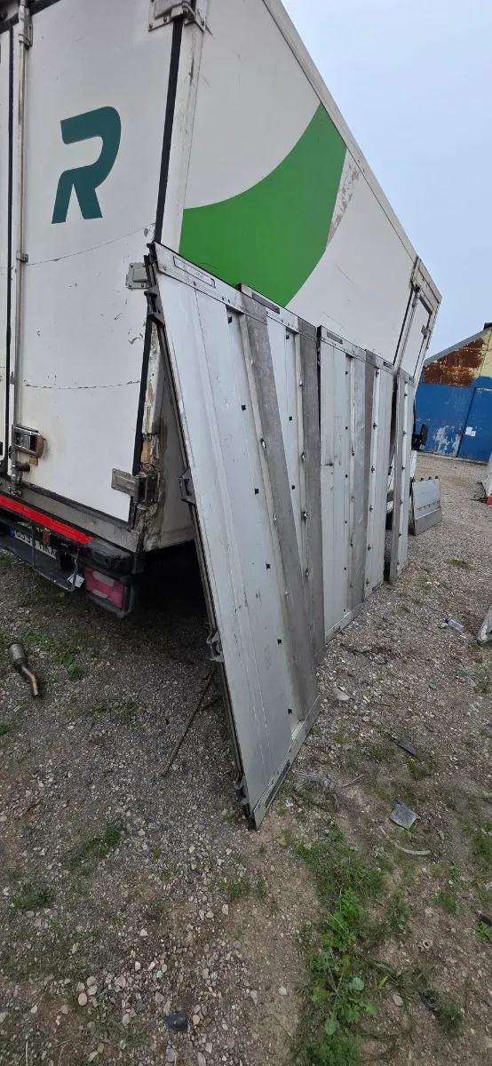 Puertas de camión de atrás y  la terales