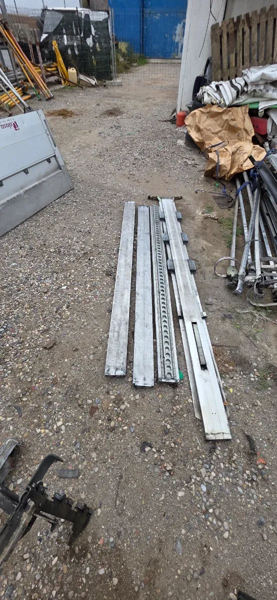 Puertas de camión de atrás y  la terales