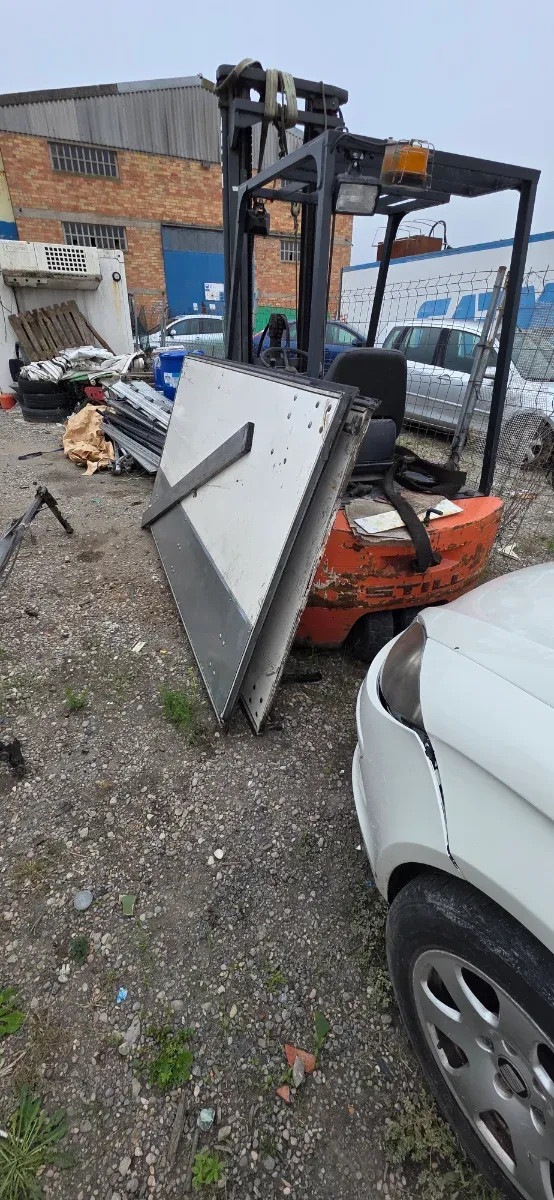 Puertas de camión de atrás y  la terales