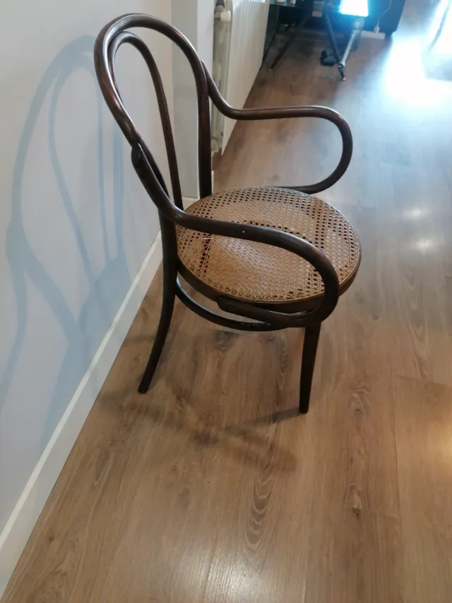 Silla de madera vintage con asiento de ratán