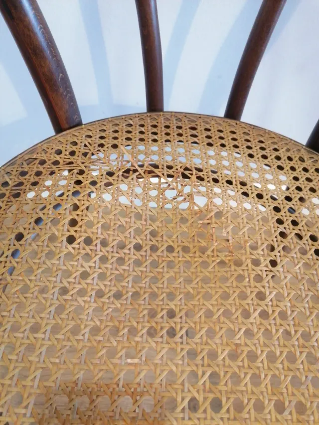 Silla de madera vintage con asiento de ratán