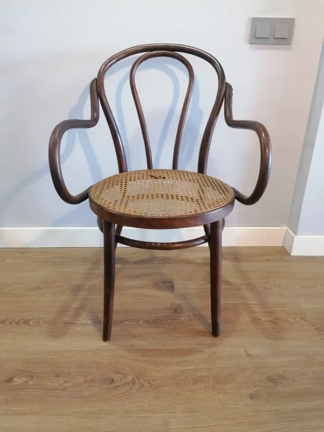 Silla de madera vintage con asiento de ratán