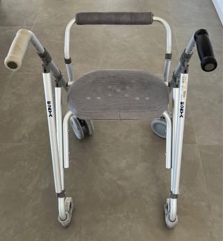 Andador marca Forte de 4 ruedas.