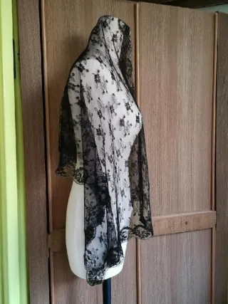 Mantilla   antigua  de encaje negro