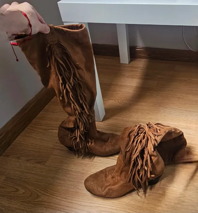 Botas marrones con flecos