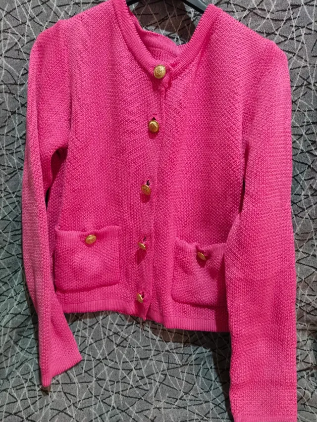 Rebeca rosa mujer botones dorados