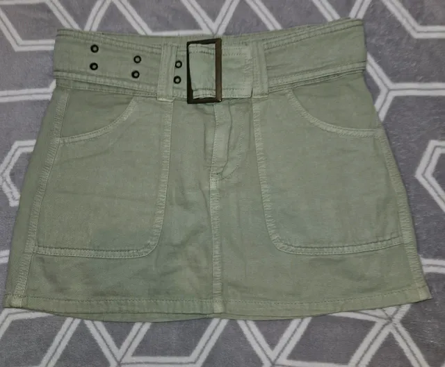 Falda corta Stradivarius verde T.34