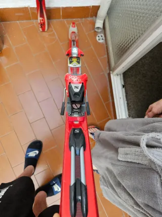 Esquís rojos con fijaciones Salomon