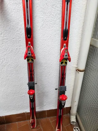 Esquís rojos con fijaciones Salomon