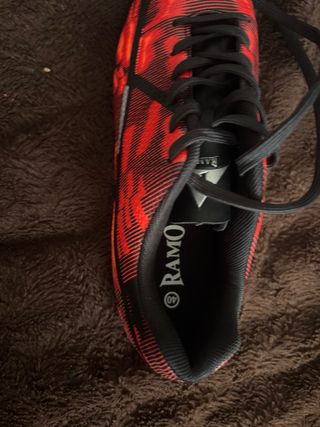 Zapatillas Fútbol Rojas y Negras