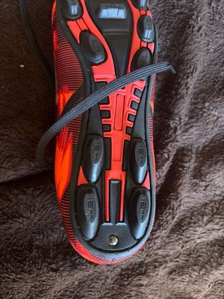 Zapatillas Fútbol Rojas y Negras