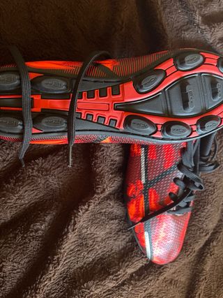 Zapatillas Fútbol Rojas y Negras