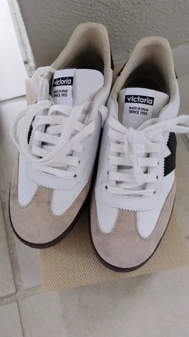 Zapatillas Victoria Beige y Blancas