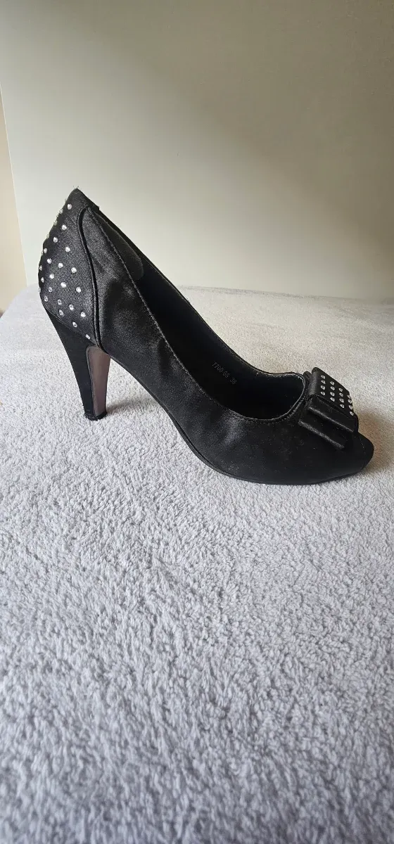 Zapatos de tacón negros con pedrería