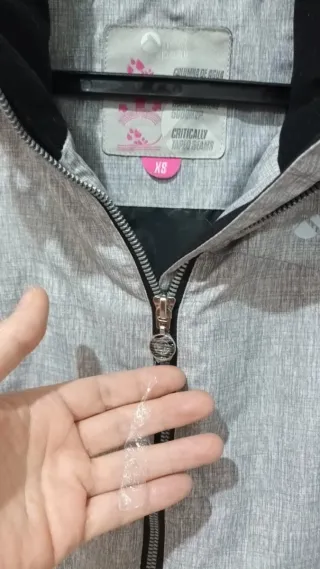 Chaqueta Neak Peak gris y naranja